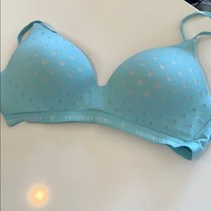 Victoria’s Secret T-shirt unlined bra